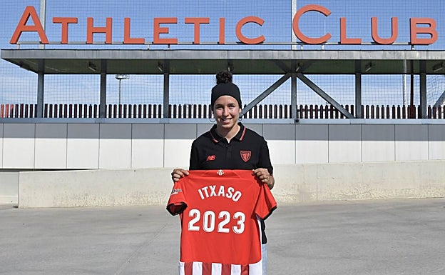 Itxaso Uriarte posando en Lezama con la que será su nueva camiseta. 