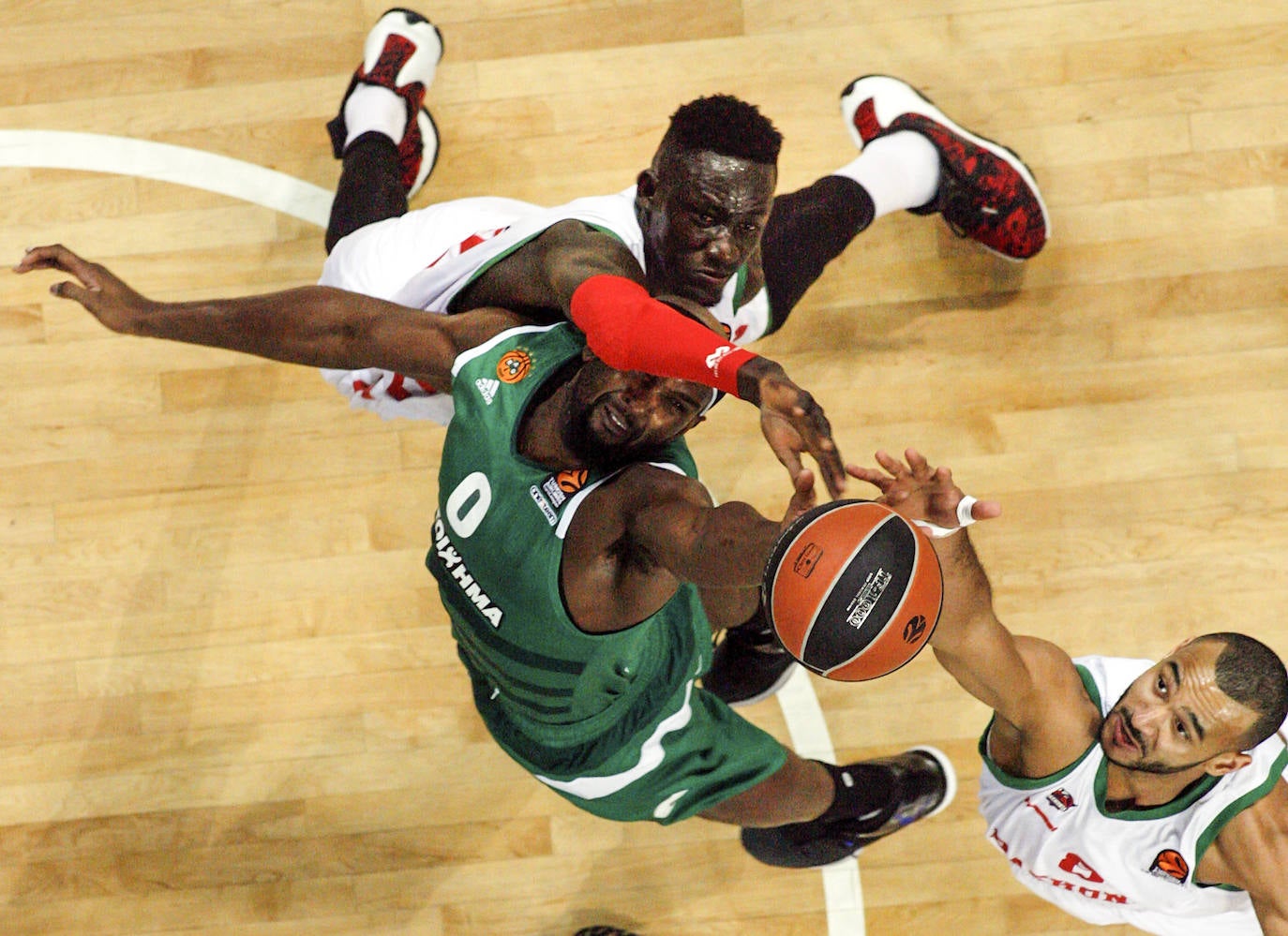 Diop salta junto a Adam Hanga para arrebatar el balón a James Gist durante un partido frente al Panathinaikos.