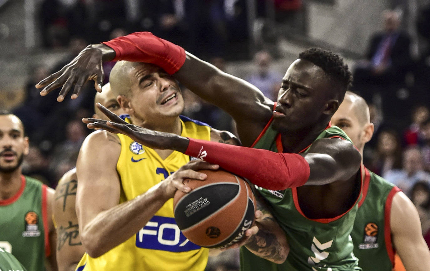 Pugna por el balón con Milan Macvan durante un enfrentamiento con el Maccabi.