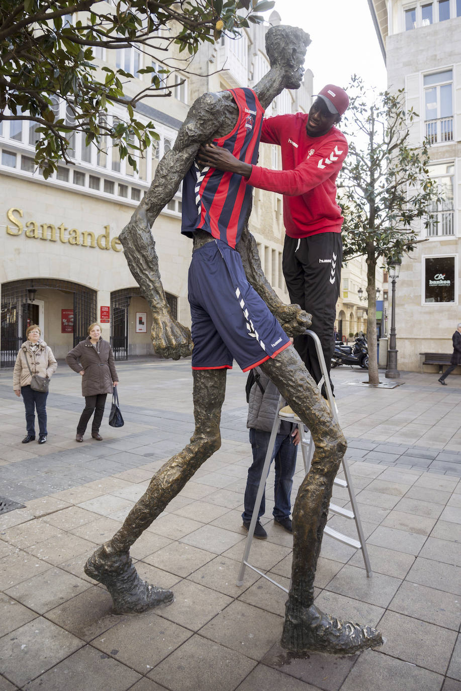 Diop vista la estatua de El Caminante con los colores azulgranas durante la Copa del Rey 2019. 