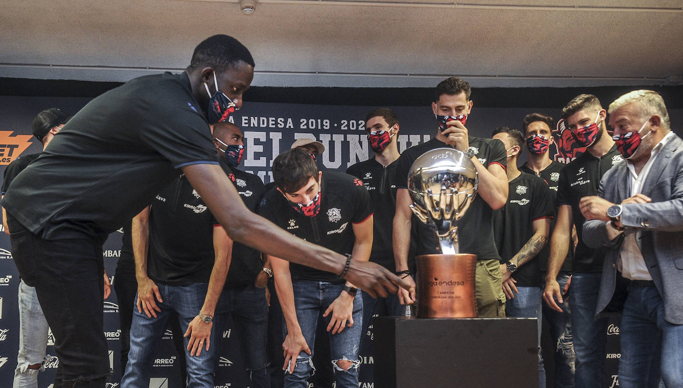 Diop corteja el trofeo que acreditaba al Baskonia como campeón de la Liga ACb 2019-2020.