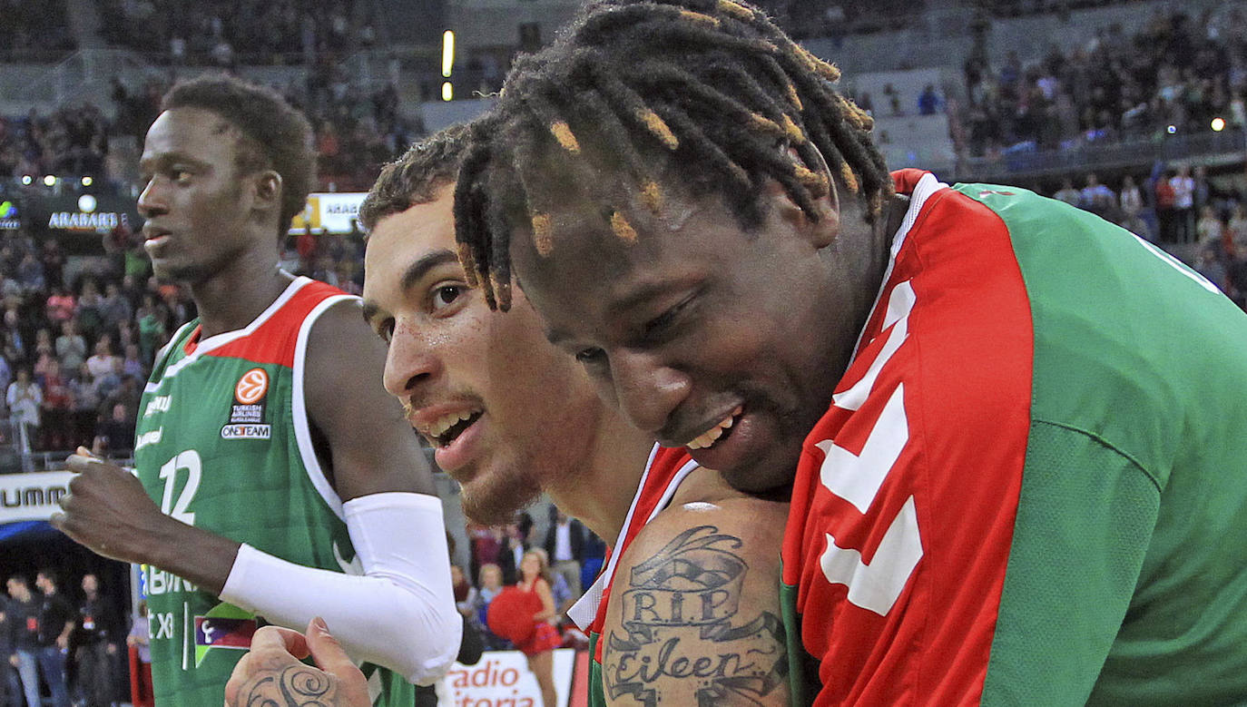 El poste senegalés observa tenso un partido desde la banda mientras su hermano Mamadou se abraza a Mike James.