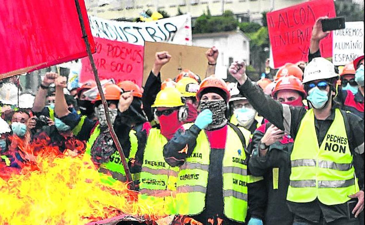 Imagen de una de las protestas de los empleados de Alcoa. 