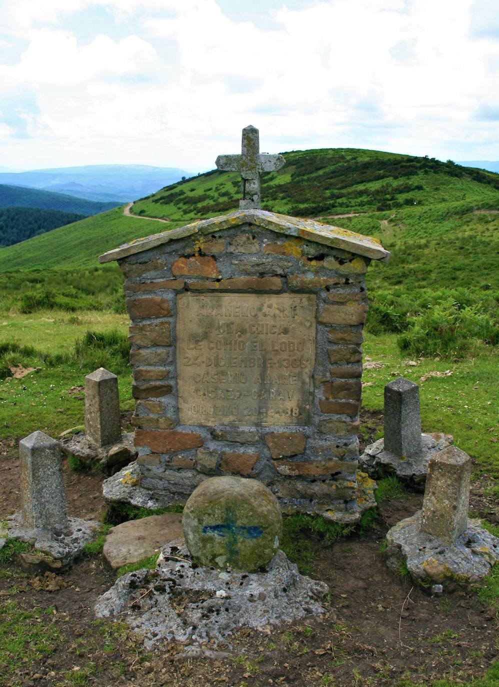 Aranekoarri . Cuenta la leyenda popular que una joven, apenas una niña, perteneciente a una humilde familia de Arana (Orozko), servía como criada en una gran casa de Murgia. Unas Navidades, camino de su casa, quiso acortar la caminata y se aventuró por la montaña. A punto de anochecer, se desató una tormenta que engulló -literalmente- a la joven. Nunca más se volvió a saber de ella. Otra versión del mito dice que la chica fue enviada por su padre a cuidar el rebaño familiar. La leyenda concluye que la chica murió de frío y fue devorada por los lobos. Solo se encontraron sus dos trenzas, cruzadas entre sí, marcadas sobre una piedra. Ese monolito, una estela funeraria medieval, es hoy en día un símbolo en Gorbeia y se puede visitar en las inmediaciones del monte Nafarkorta. Su inscripción, que data de 1988, lo dice todo: “Araneko Arri. A una chica le comió el lobo. 24-diciembre-1308. Caserío Arane. Picaza-Garay. Orozko”.