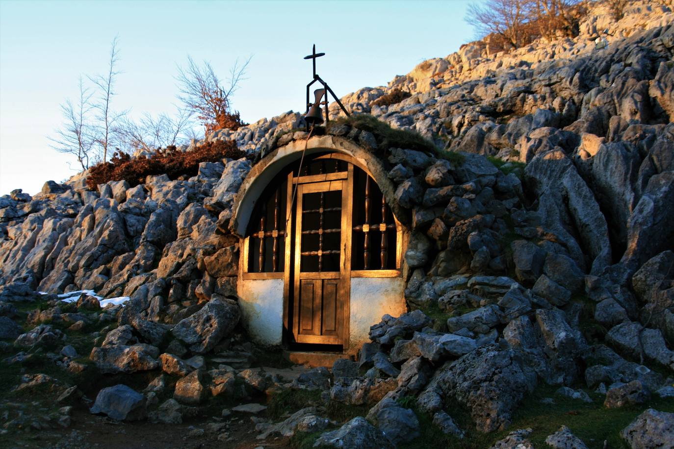 Ermita Virgen de Las Nieves (Egiriñao) . Situada a 1.120 metros de altitud, es la ermita más alta de Bizkaia. Y también la mas pequeña, con capacidad solo para el oficiante, mientras los feligreses deben de seguir la liturgia al aire libre. Fue construida en 1920 a la vez que el refugio de Egiriñao y se asienta sobre en roquedo, en el borde del hayedo. Su misión, acoger los oficios religiosos que las inclemencias del tiempo impiden realizaren la cima, bajo la Cruz del Gorbeia.