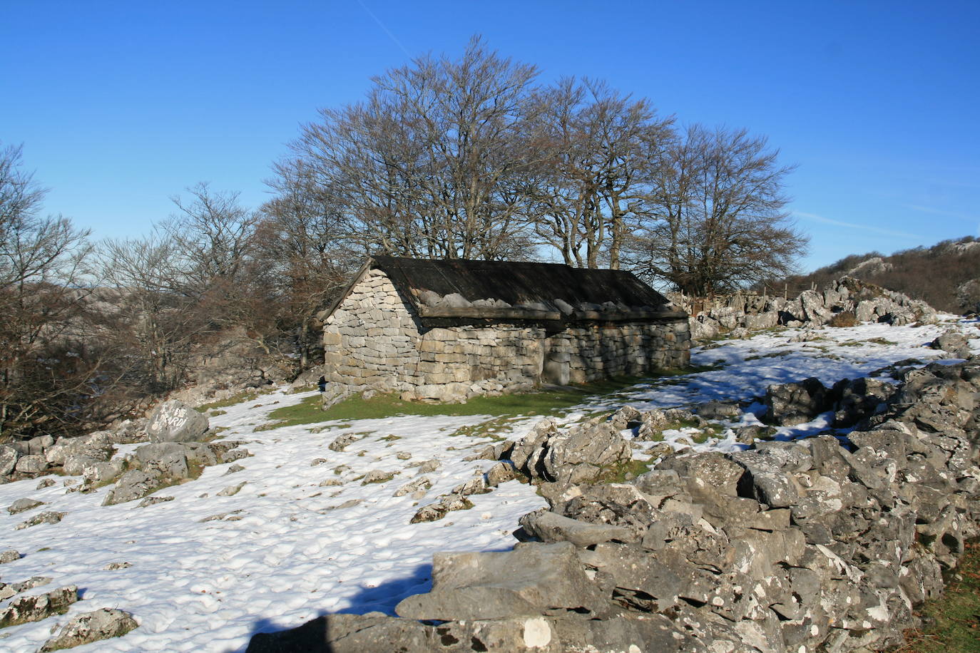 Txabola Lexardi (Itxina) . Otro ejemplo de construcción para los pastores, en este caso con la singularidad de que se ubica en la majada de Lexardi, único paraje herboso del inhóspito complejo calizo de Itxina. 
