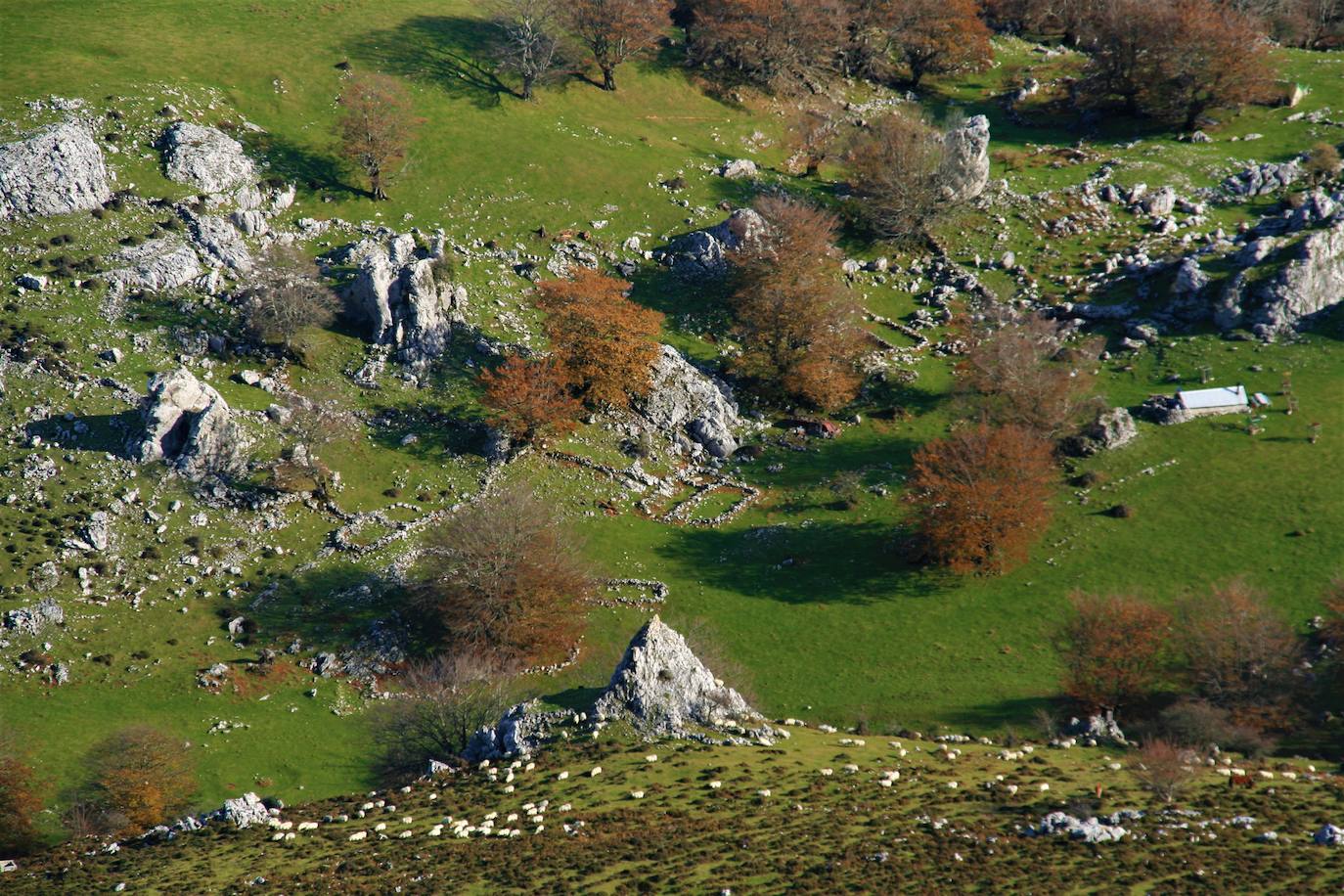 Majada de Aldamiñape . Las majadas son parajes en medio de la montaña que sirve como refugio del pastor y de su ganado por las noches durante las épocas del pastoreo. Se compone de una o varias bordas acondicionadas como refugio para el pastor, rodeadas por una cerca, normalmente de piedra, que hace las veces de corral. La de Aldamiñape se ubica a los pies de los farallones del Aldamin, en su abrupta vertiente norte. Ya abandonada, se distinguen perfectamente las plantas de las bordas y los muros de los corrales.