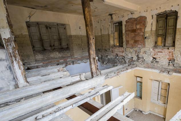 Las partes sin intervenir dejan intuír el avanzado estado de abandono en el que se encontraba el edificio.