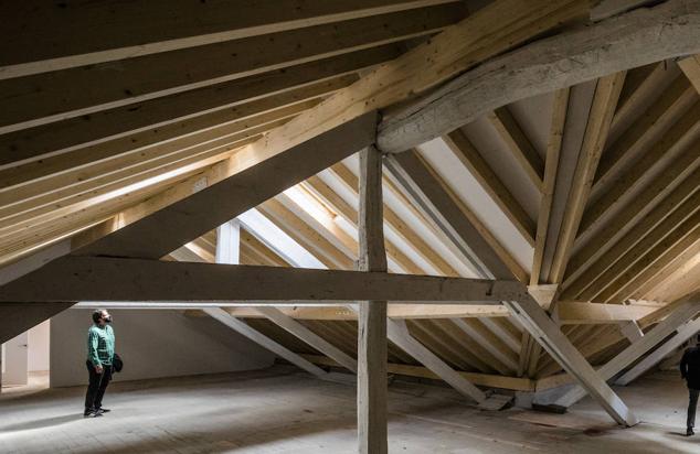 La bajocubierta del edificio también se ha remozado. El Ayuntamiento pretende que en esa zona se puedan habilitar viviendas.