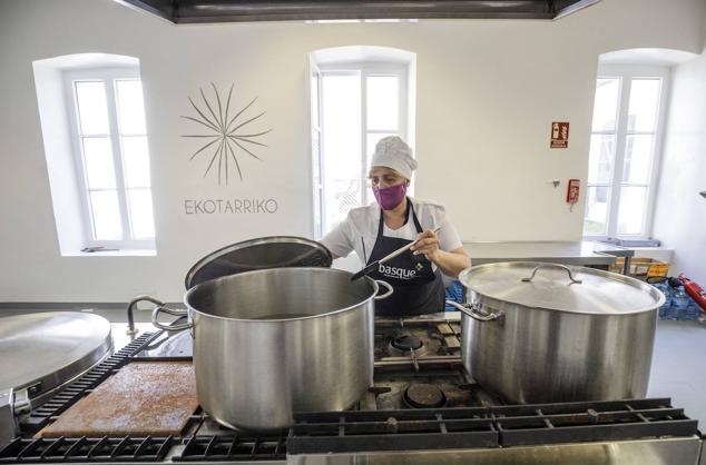 Zuriñe prepara sus embotados en una de las dependencias del complejo. 