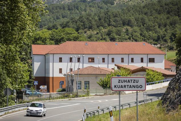 El balneario de Kuartango fue a finales del siglo XIX y comienzos del XX uno de los referentes del turismo de aguas termales en España.