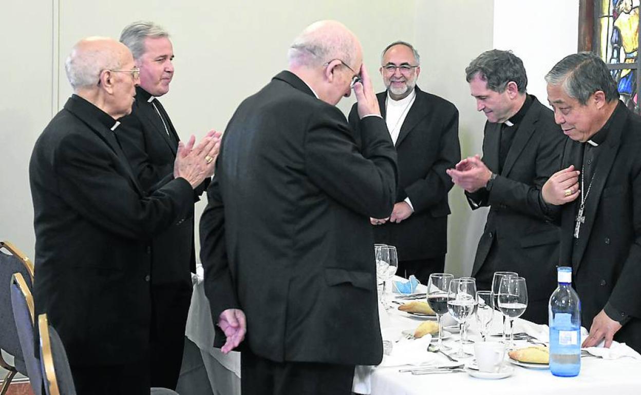 A los lados de Segura, el nuncio Auza y Jesús Sanz Montes, enfrente Iceta, Blázquez y Osoro. 