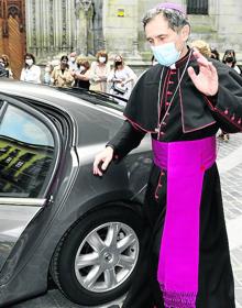 Imagen secundaria 2 - 1, Tras la finalización del acto religioso, los asistentes esperaron al obispo en la plaza. | 2. Celebración. Asistieron 130 personas entre obispos, personal de la diócesis, curia y amigos. | 3. Segura llegó en coche con el nuncio y luego fue con él a Derio.