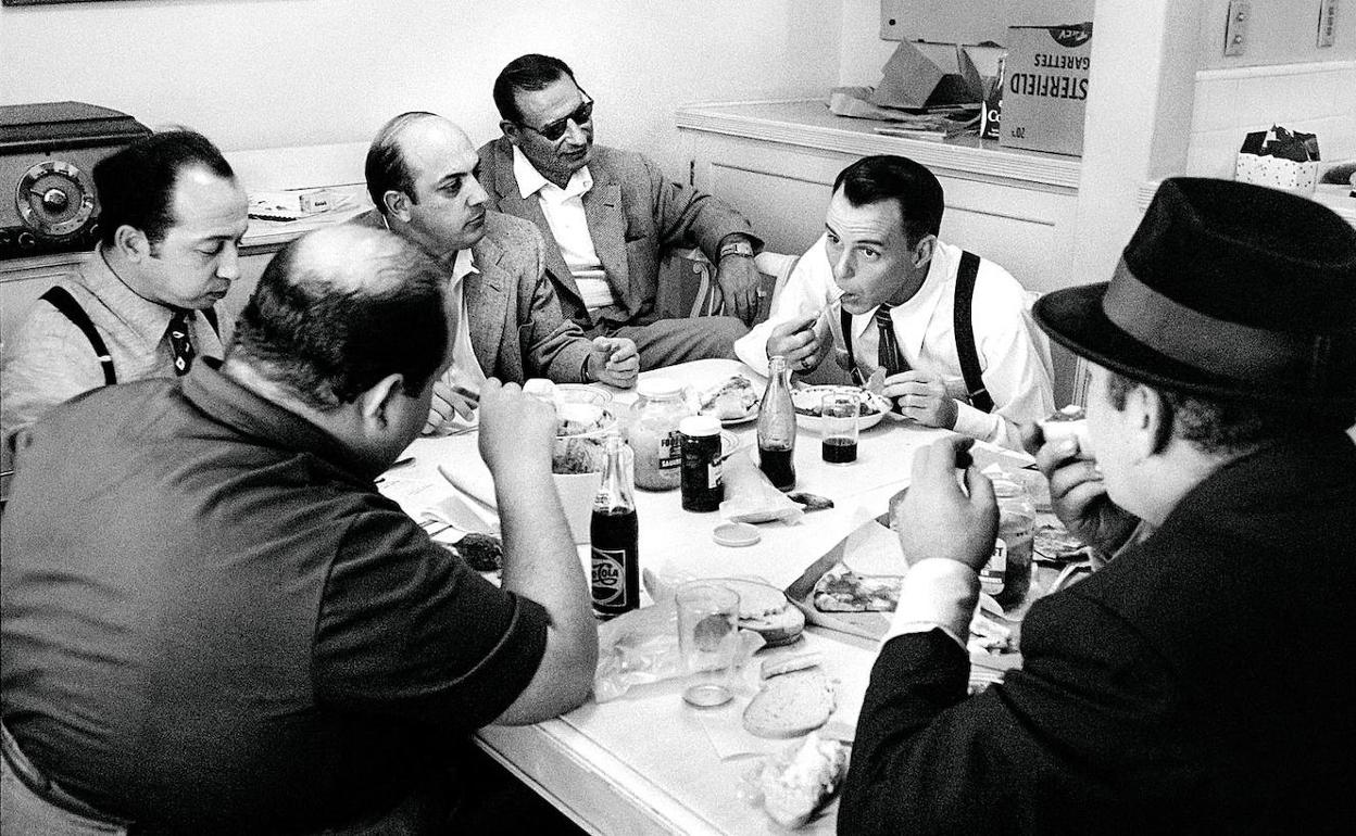 Comida en el camerino mientras filmaba 'Ellos y ellas' en los MGM, foto de Phil Stern.