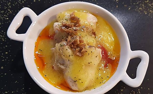 Kokotxa de bacalao con emulsión de boletus y pimientos asados. 