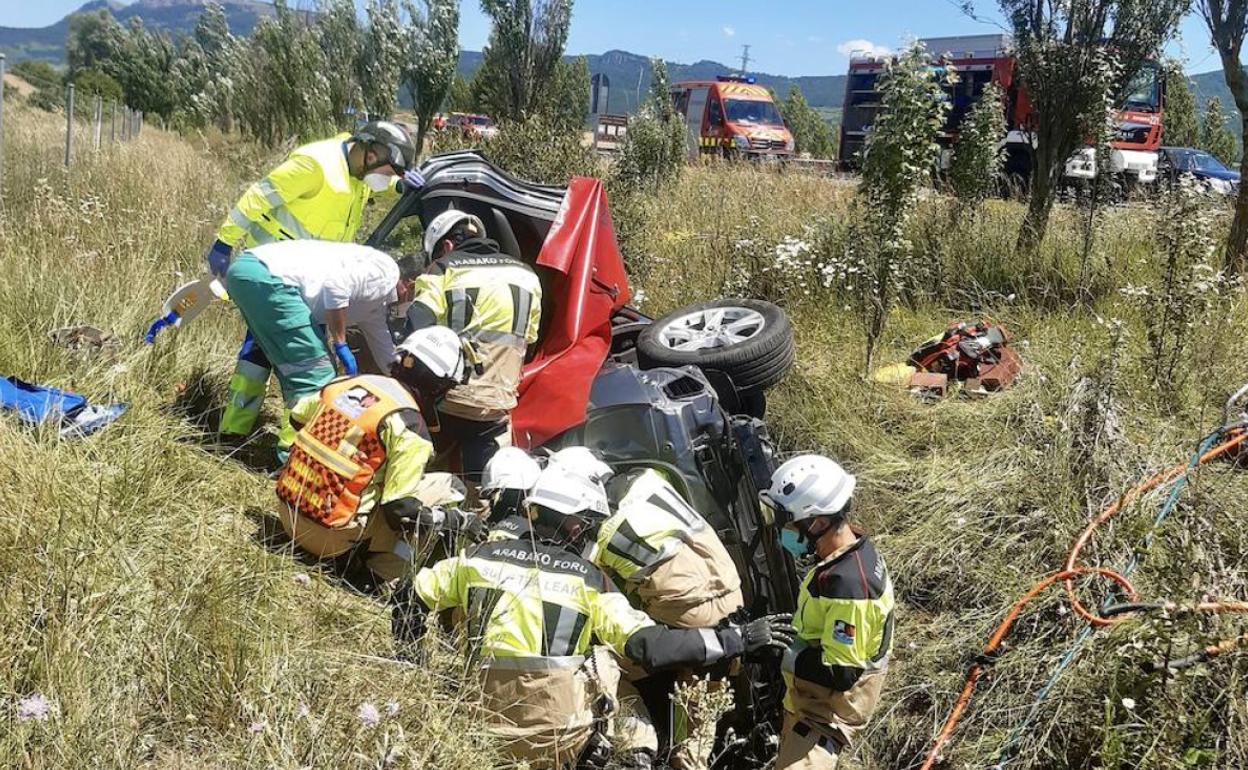 Los bomberos han ayudado a rescatar a los ocupantes del vehículo.