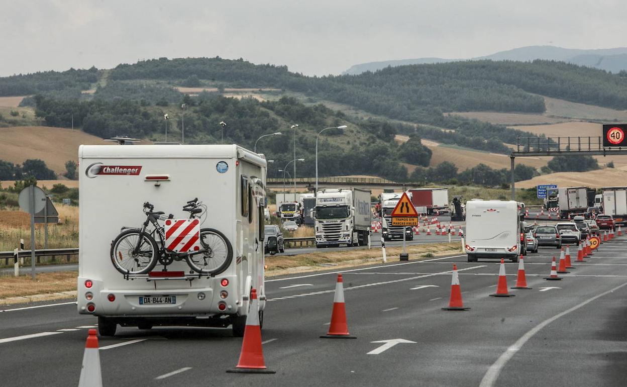 Un tramo de la A-1 y otras 67 carreteras de Álava, en obras este verano