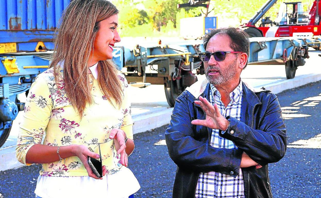 Herzog, junto a Hernando, en las instalaciones de TCM coincidiendo con la primera salida de un tren desde la terminal mirandesa en octubre de 2018.