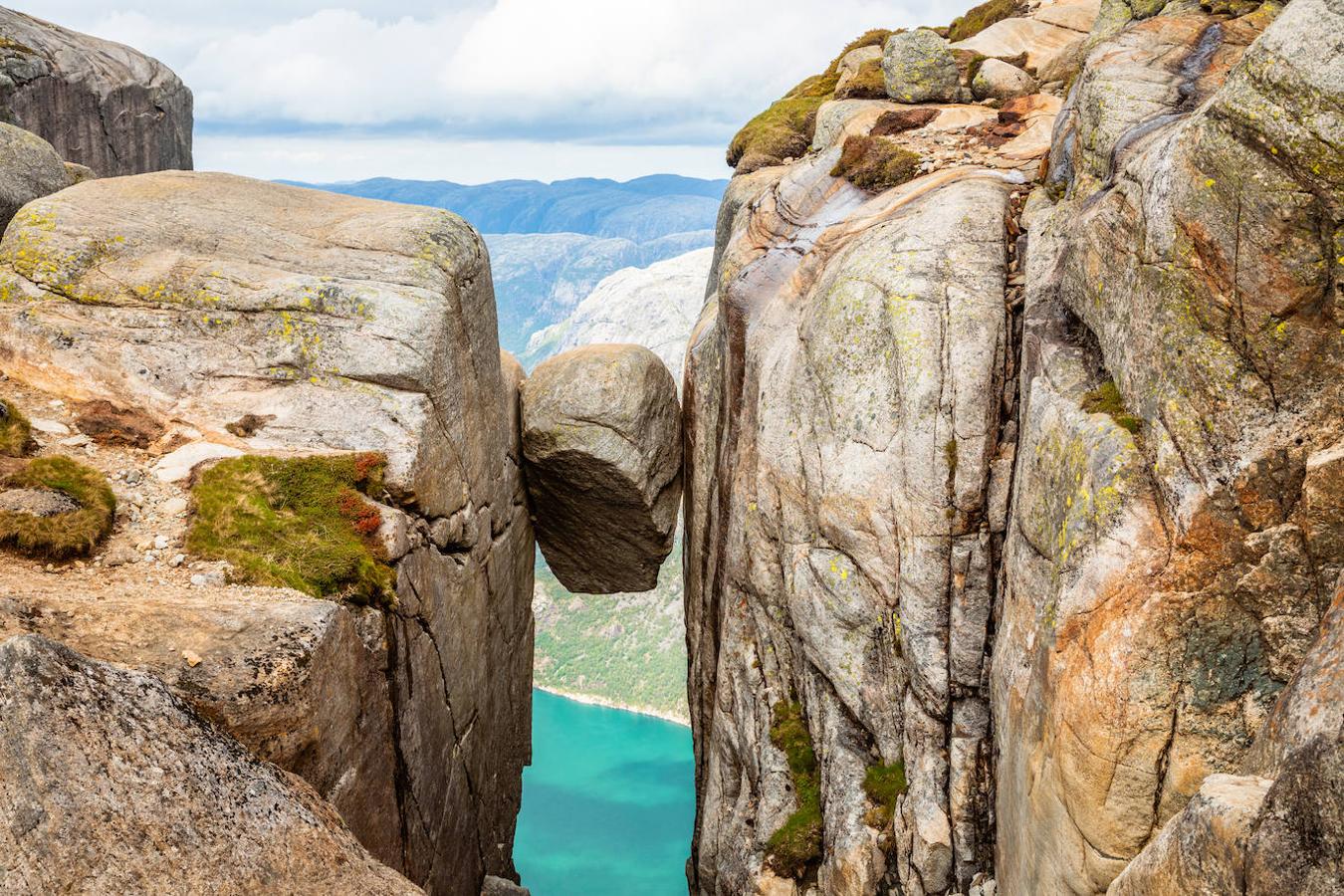 Fiordo de Lyse (Noruega): El Fiordo de Lyse es el más meridional y más bonito de los grandes fiordos noruegos, pero también el más imponente con paredes rocosas de algo más de 40 kilómetros de largo y rodeadas por imponentes y escarpadas montañas. Uno de esos paisajes capaces de hacerte sentir como una auténtica hormiga. Una de las imágenes más intimidantes del Fiordo de Lyse es la de la Roca Preikestolen, más conocida como ‘El Púlpito’. Una meseta anclada en la roca con unos 25 metros y a 604 metros de altura.