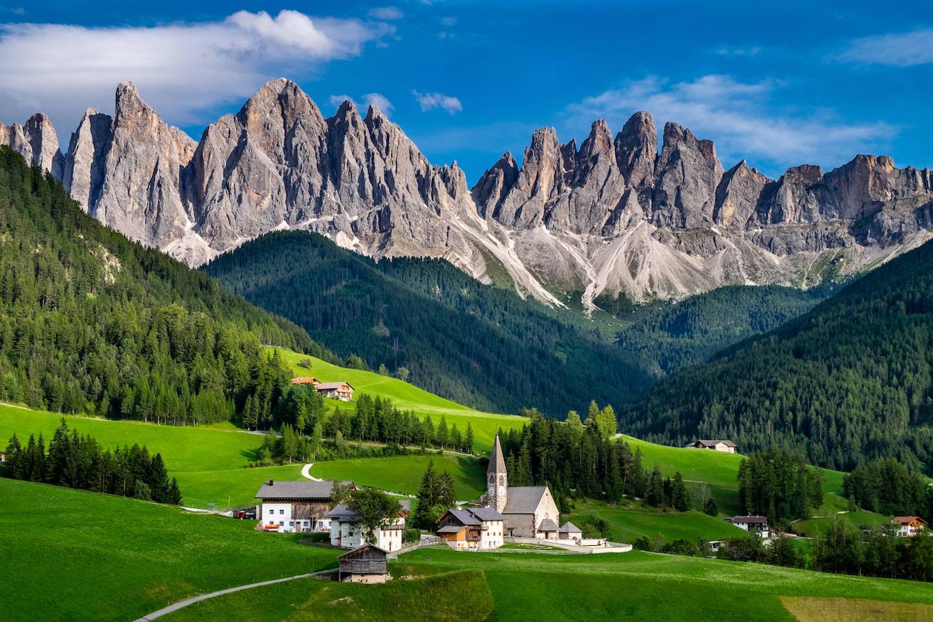 Montañas Odle (Italia): El perfil de estas montañas conforma uno de los paisajes más intimidantes que se pueden encontrar en las Dolomitas. Un conjunto de imponentes montañas escarpadas, enormes acantilados y paredes de vértigo, que confieren a este paisaje una gran belleza.