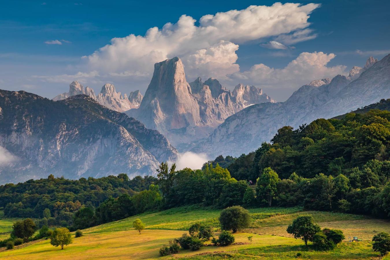 Picu Urriellu (Asturias): Sin necesidad de irnos muy lejos nos encontramos con una de las cumbres más emblemáticas e imponentes, como es el Picu Urriellu. Una de las montañas más bonitas de Asturias, así como también de toda España y que atrae a turistas de todo el mundo. Por eso no es de extrañar que su cima se haya convertido en un auténtico sueño para muchos montañeros y sobre todo escaladores. Y es que para acceder a la cima de esta gran mole caliza de 2.519 metros de altitud, que se encuentra en pleno Parque Nacional de Picos de Europa, tendrás que escalar o si no dominas este deporte, contratar los servicios de un guía de escalada.