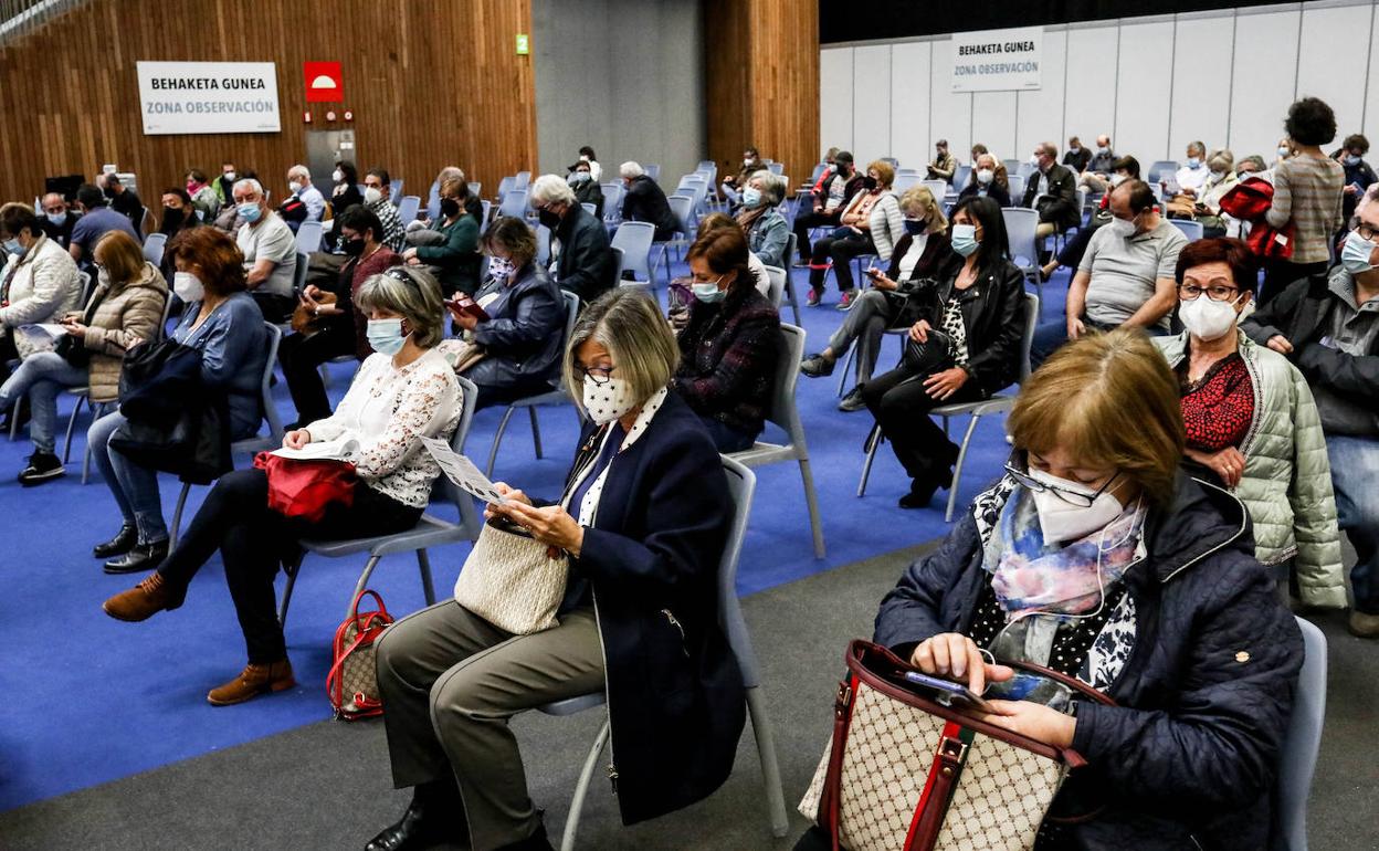 Sexagenarios tras recibir la primera dosis la pasada primavera en el BEC. 