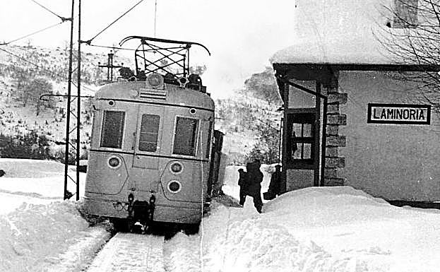 Nevada. El tren llega a la estación alavesa de Laminoria bajo la nieve. 