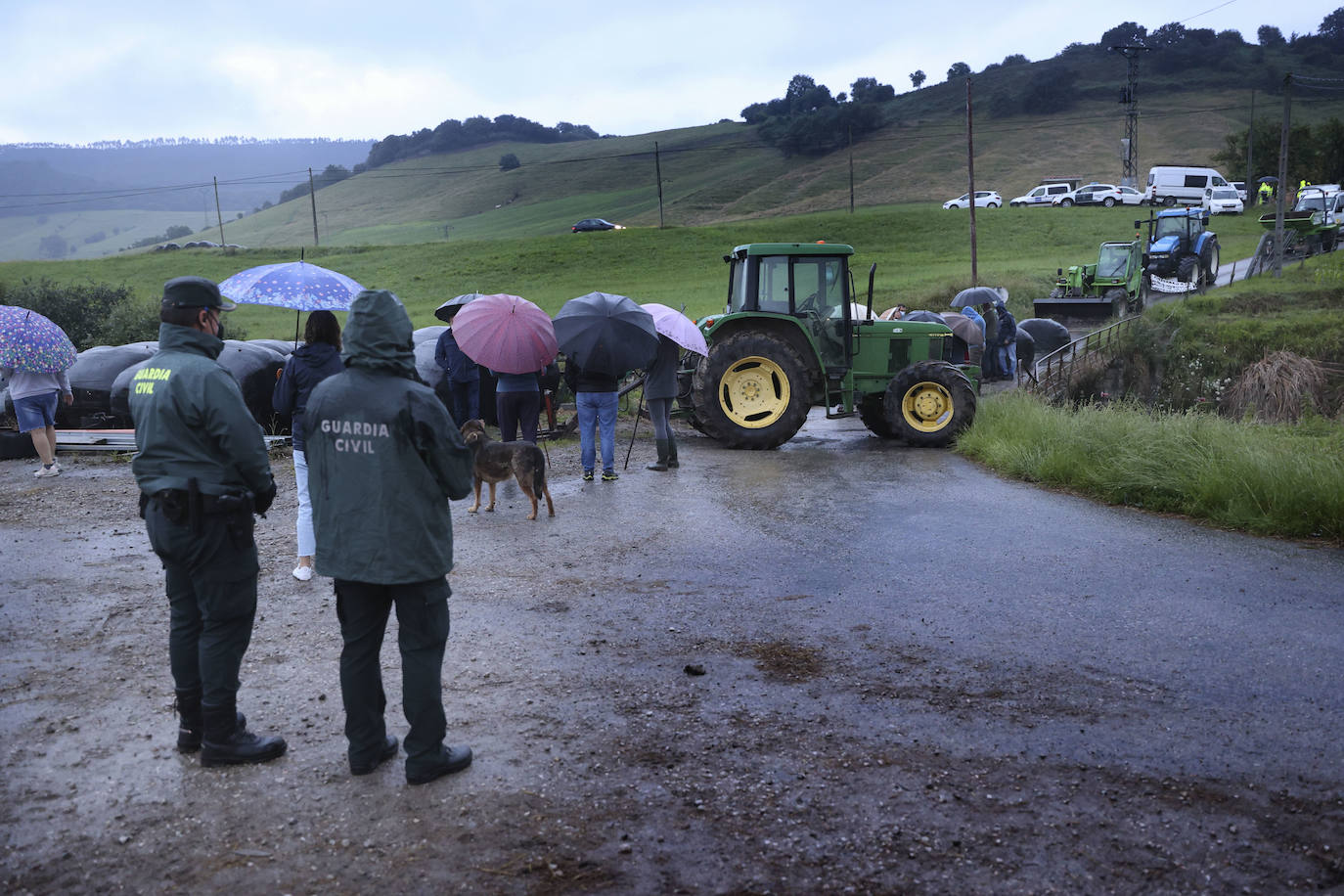 Fotos: Un vecino de Serdio embiste dos patrullas con un dúmper en otra batalla contra el derribo del puente