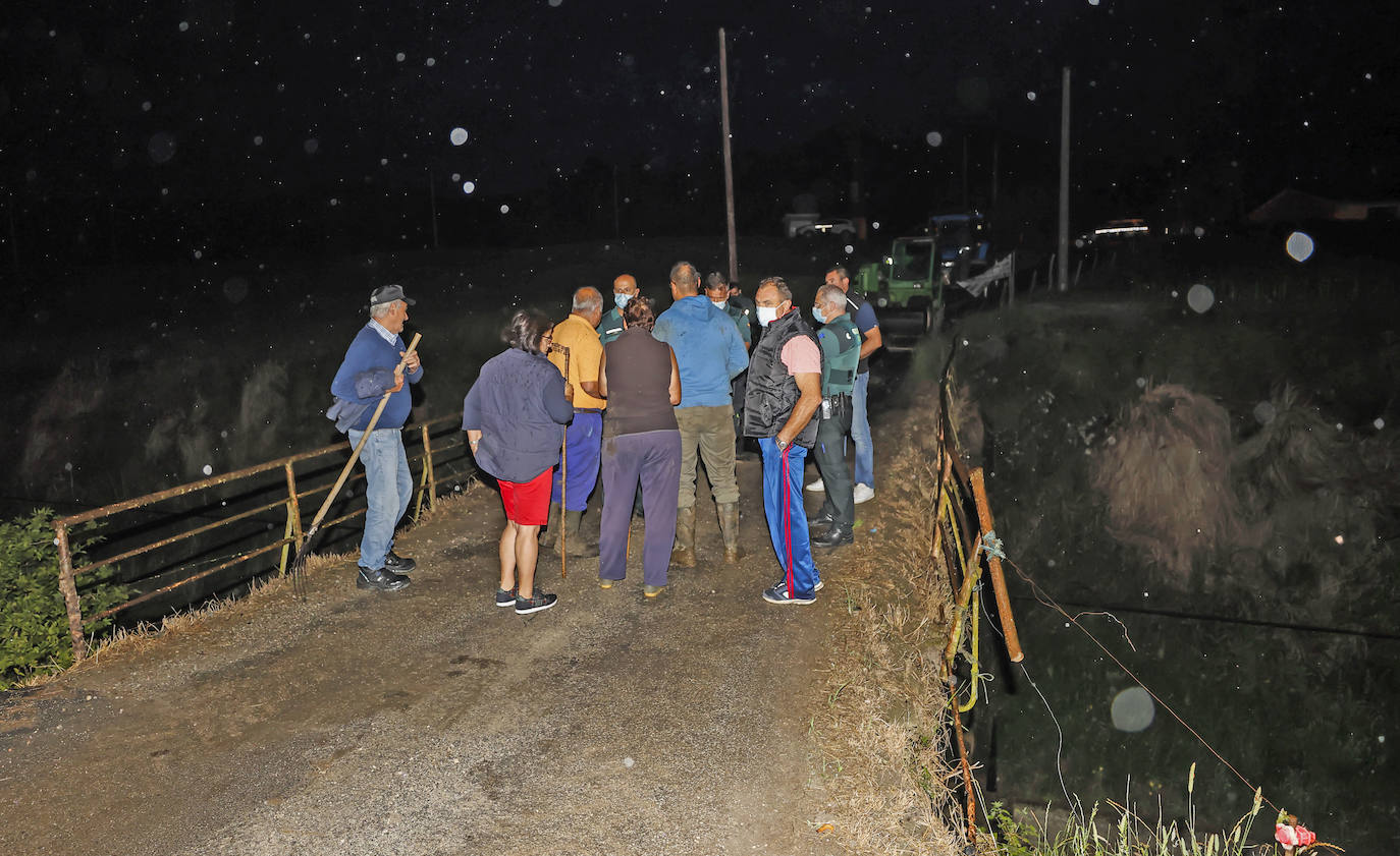 Fotos: Un vecino de Serdio embiste dos patrullas con un dúmper en otra batalla contra el derribo del puente