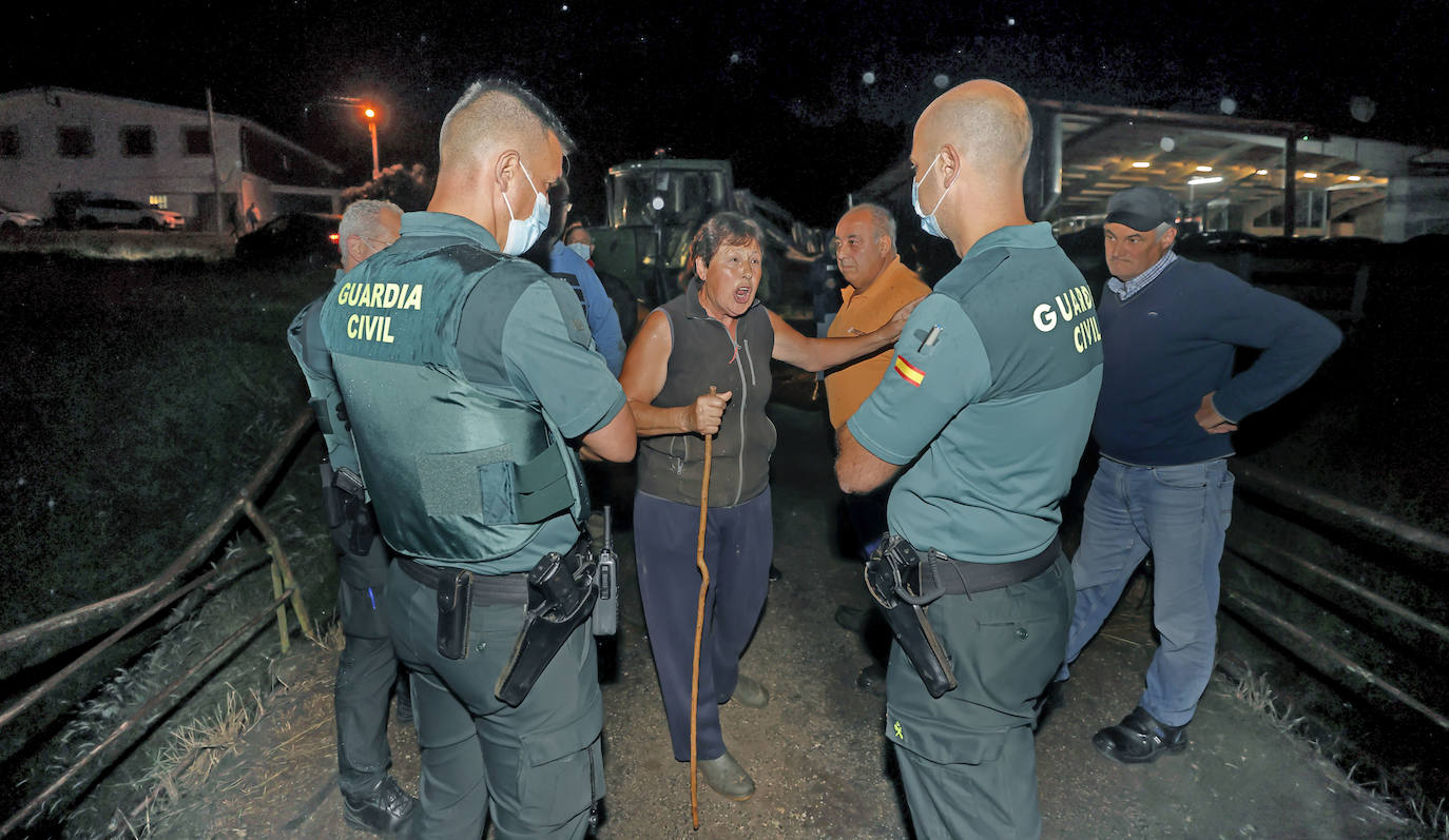 Fotos: Un vecino de Serdio embiste dos patrullas con un dúmper en otra batalla contra el derribo del puente