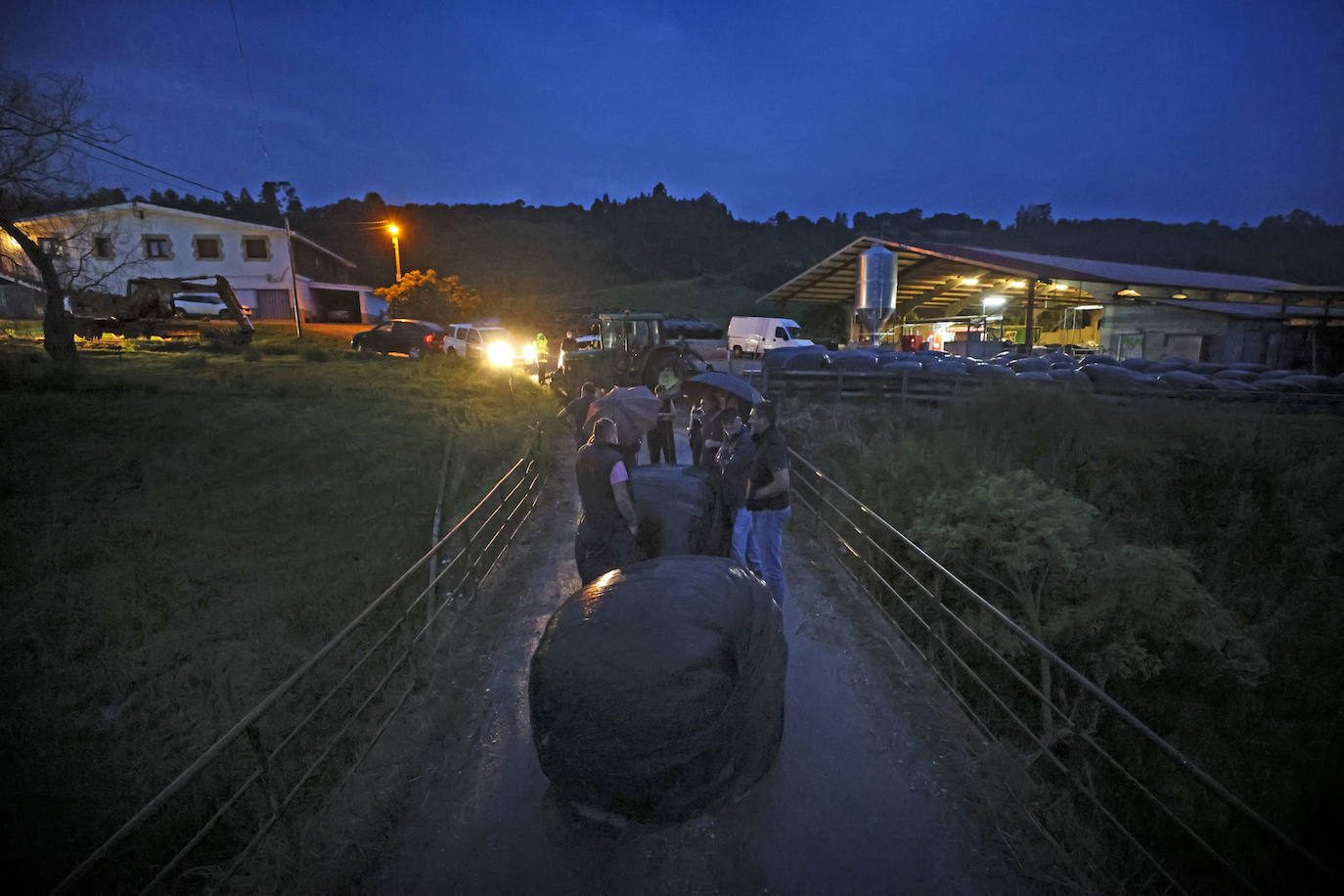 Fotos: Un vecino de Serdio embiste dos patrullas con un dúmper en otra batalla contra el derribo del puente