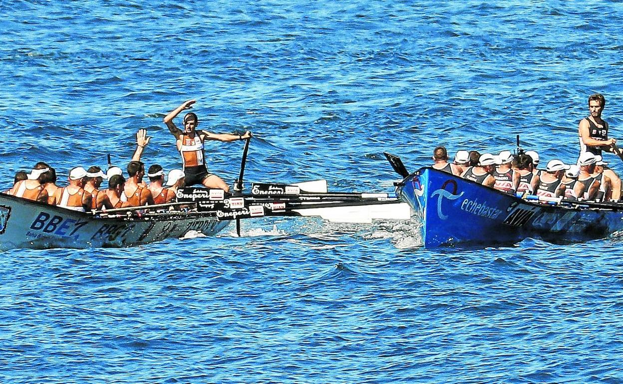 Momento del toque de remos entre Urdaibai y Zierbena en la primera jornada de la Bandera de La Concha de 2018.