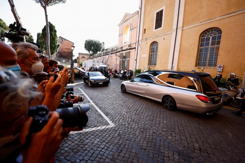 Llegada del cuerpo de Raffaella Carrà a la capilla ardiente instalada en el ayuntamiento de Roma.