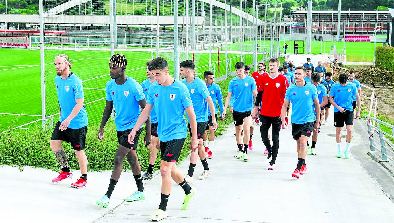 Muniain encabeza la salida de los jugadores del Athletic a los campos de entrenamiento en la tarde de ayer. 