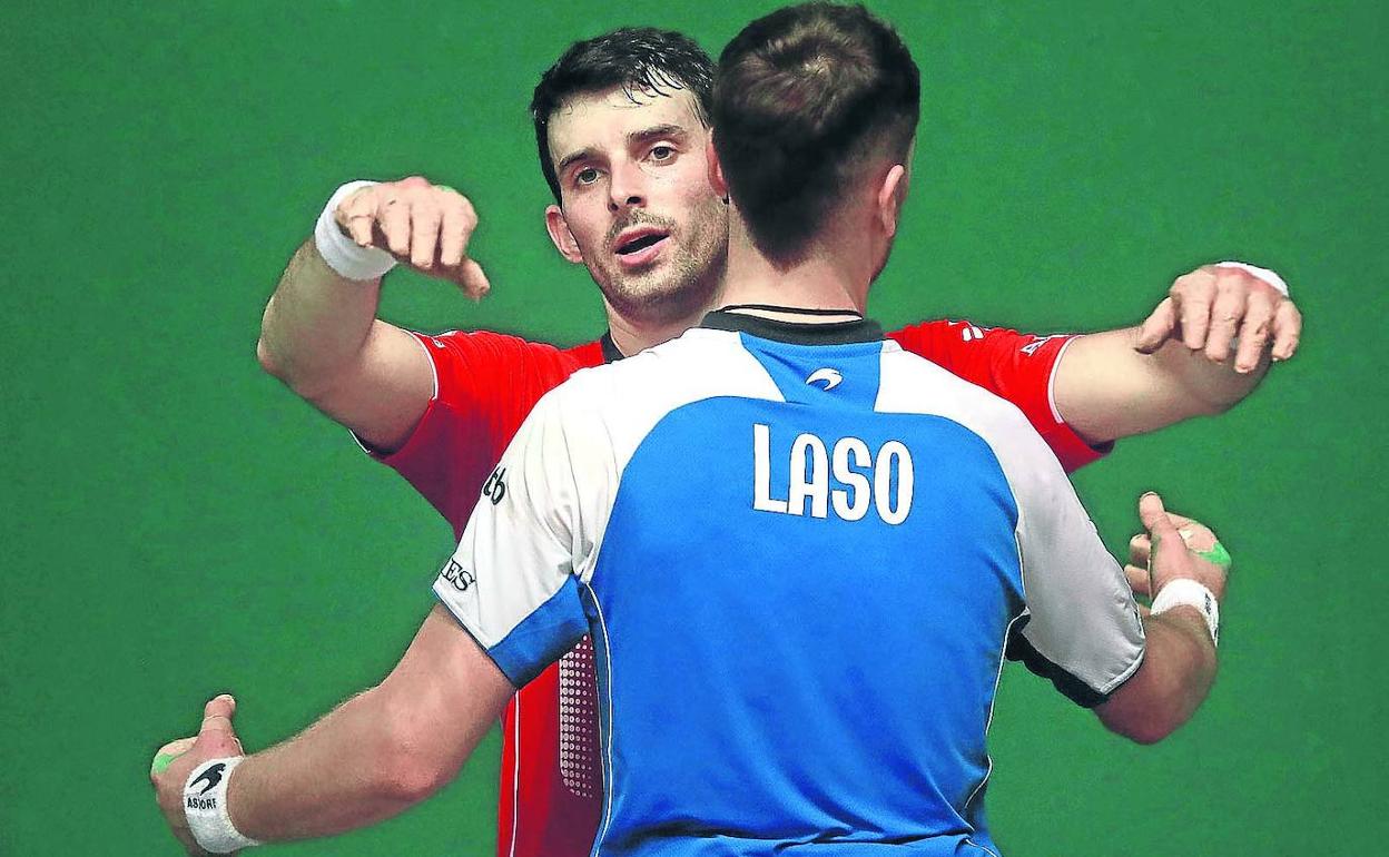 Altuna III y Laso se abrazan a la conclusión del partido con el rostro desencajado por el despligue físico realizado en la final.