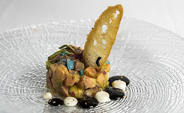 Tartar de salmón y aguacate con alioli de ajo blanco y negro.