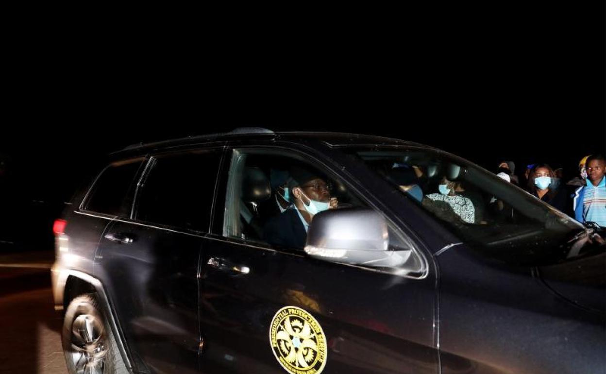 Un automóvil del convoy del Servicio de Protección Presidencia que transportaba al ex presidente sudafricano Jacob Zuma 