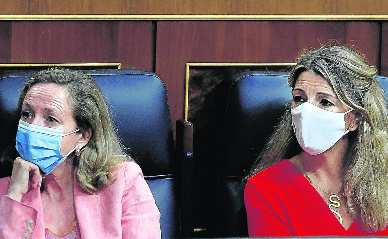 Las vicepresidentas segunda y tercera, Nadia Calviño y Yolanda Díaz, en una sesión del Congreso. 