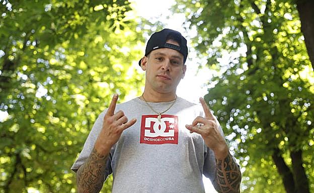 Comprometido en la lucha contra el bullying, 'Invert' ejerce también como profesor de Primaria. 