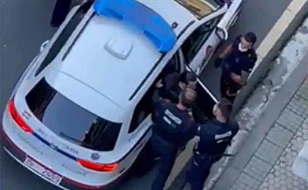 Momento de la detención de Pedro María junto a la peluquería donostiarra donde pretendía cambiar su aspecto.