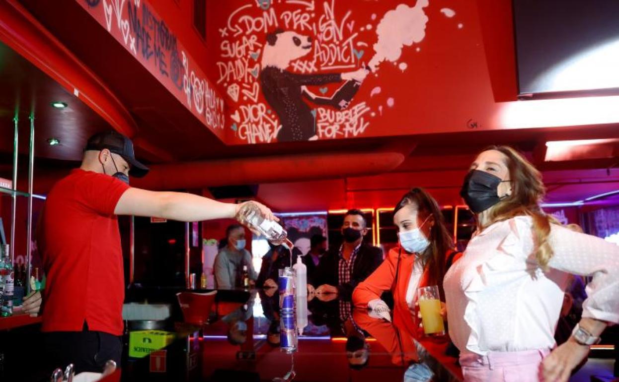 Un camarero sirve una bebida en el interior de una discoteca en Madrid 