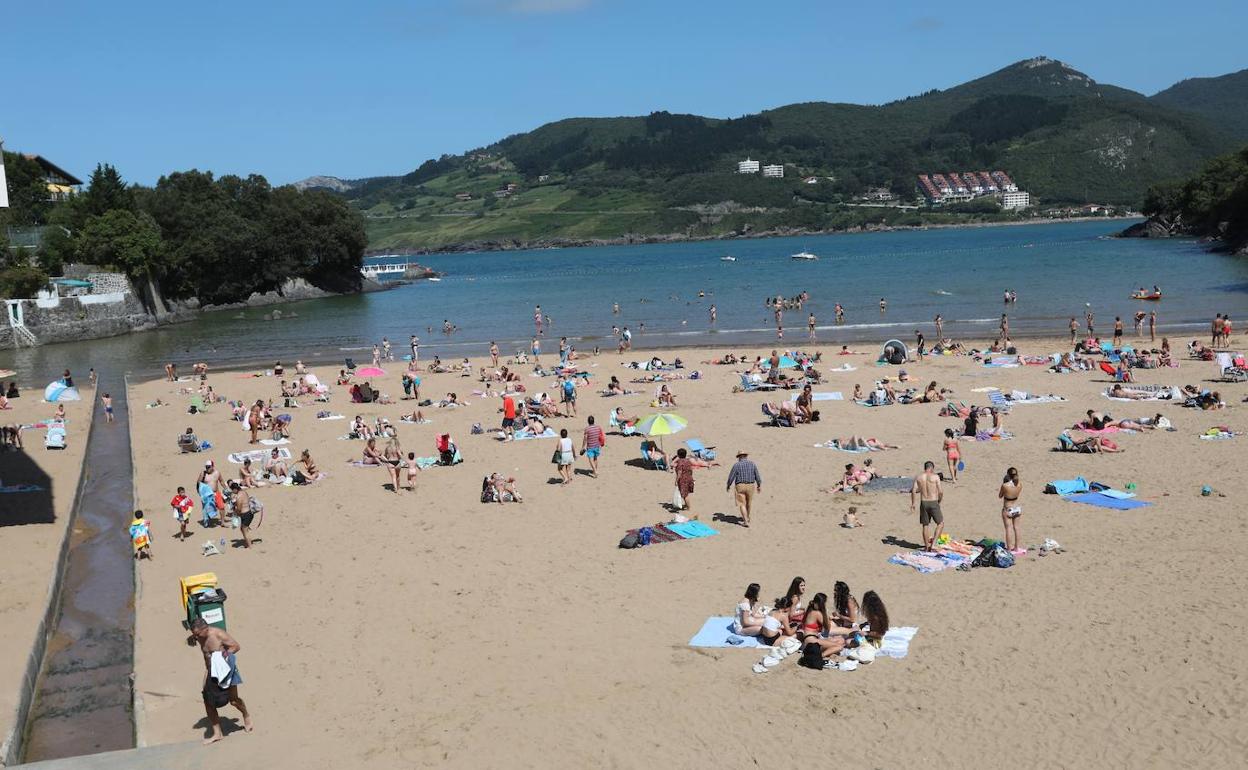 Bañistas en la playa de Mundaka.