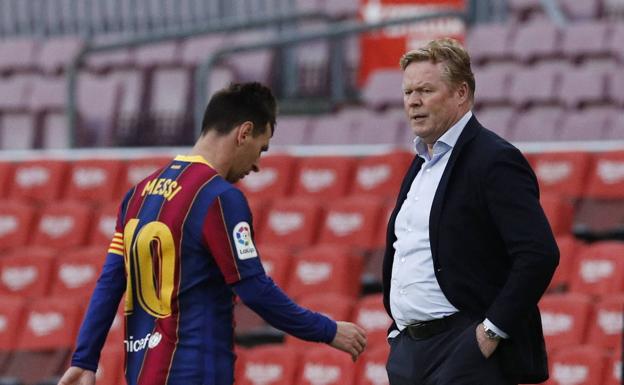 Ronald Koeman observa a Leo Messi en un partido de la pasada temporada. 