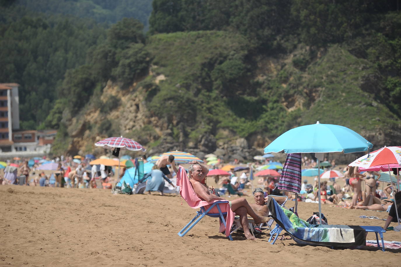 Fotos: Miles de vizcaínos aprovechan el buen tiempo para ir a la playa