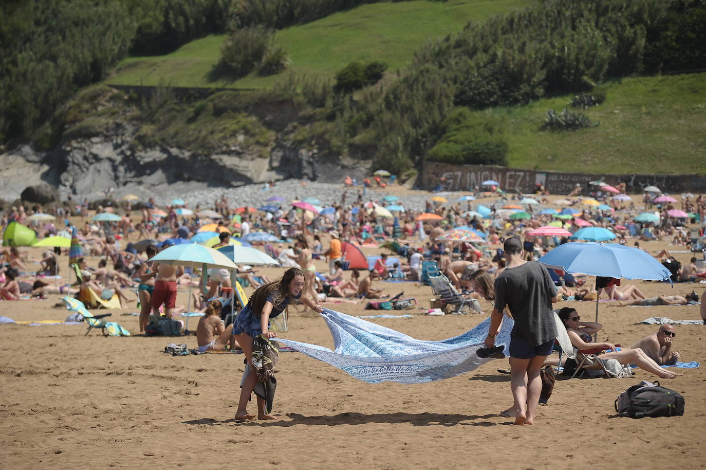 Fotos: Miles de vizcaínos aprovechan el buen tiempo para ir a la playa