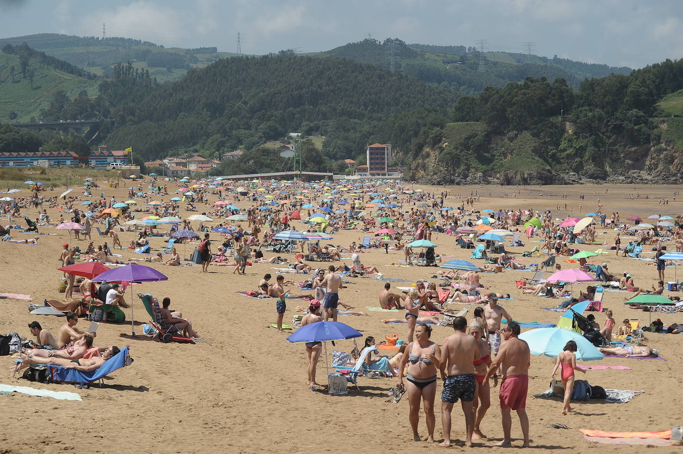 Fotos: Miles de vizcaínos aprovechan el buen tiempo para ir a la playa