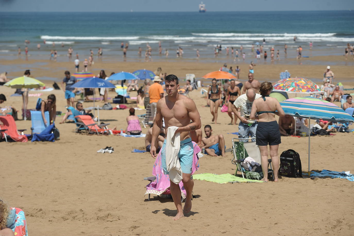 Fotos: Miles de vizcaínos aprovechan el buen tiempo para ir a la playa