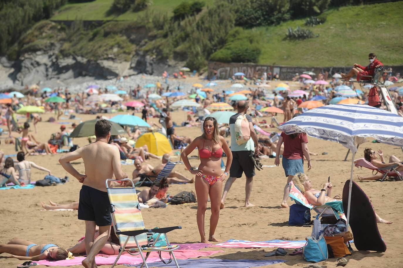 Fotos: Miles de vizcaínos aprovechan el buen tiempo para ir a la playa