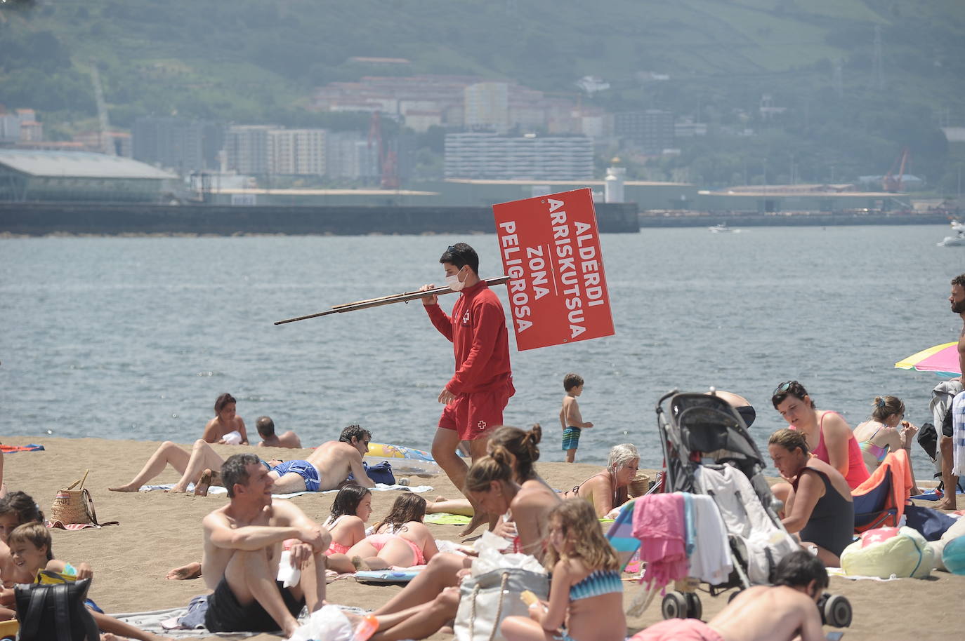 Fotos: Miles de vizcaínos aprovechan el buen tiempo para ir a la playa