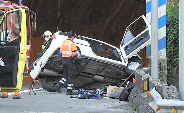 Estado en el que quedó el coche accidentado en el corredor del Cadagua. 
